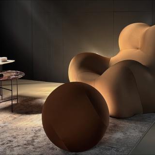 …so easy to fall in love with @bebitalia UP. A true contemporary design icon. Originally introduced in 1969 by Gaetano Pesce, the Serie UP redefined the dialogue between body and object, comfort and provocation. Winner of the XXVII Compasso d’Oro – Product Lifetime Achievement (2022), the highest recognition in Italian industrial design. To celebrate, B&B Italia unveils the limited “Compasso d’Oro Edition” — only 500 numbered pieces worldwide. And yes — 🧡you can find one in our showroom🧡 #BBItalia #GaetanoPesce #SerieUP #CompassoDOro #DesignHistory #ItalianDesign #IconicDesign #FurnitureDesign #collectibledesign