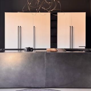Do you like the magic Combine Kitchen, designed by Piero Lissoni for @boffidepadova_official? Featuring an elegant island structure and equipped with premium @miele appliances. Discover it in our showroom! 🤍🤍🩶🩶 #designlovers#boffi#mieleappliances#italiandesign#home#designideas#showroom#design#kitchen