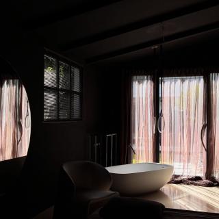 Ethereal atmospheres, soft light, and geometries in dialogue. The Iceland bathtub and B15 bathroom cabinet by @boffidepadova_official meet the sculptural softness of the Narinari armchair by Tiziano Guardini & Luigi Ciuffreda for @bebitalia, illuminated by the iconic Ulaop light by @marchetti_illuminazione —creating a space where materiality and tranquility become an experience. Come to discover it in our showroom! #design #narinari #boffi #bagnodesign #relax #designlovers #ulaop